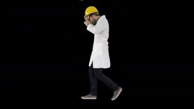 Genç mühendislik öğrencisi yürüyor ve şapka takıyor, Alfa Kanalı.