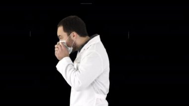 Yürüyen doktor maske ve şapka takıyor, Alpha Channel