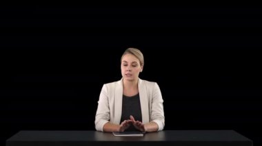 Haberleri sunan bir kadın spiker eklemek senin kendi metin veya resim perde arkasında, alfa kanalı