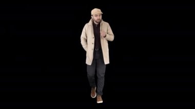 Trençkotlu genç adam konuşuyor. Kamerayla konuşuyor. İlerleyin Alfa Kanalı.