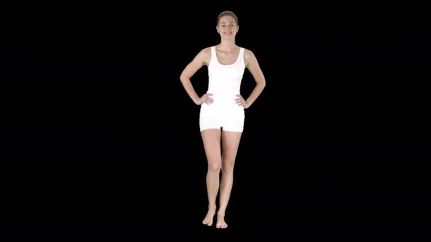 Подтянутая и спортивная девушка в белом нижнем белье ходит босиком с руками на бедрах, — стоковое видео