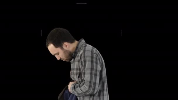Retrato del hombre poniéndose la mochila, Alpha Channel — Vídeos de Stock