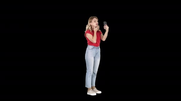 Mulher loira preening na frente do smartphone, Alpha Channel — Vídeo de Stock