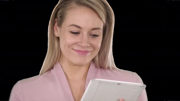 Mulher de negócios ativa segurando tablet, Alpha Channel — Vídeo de Stock