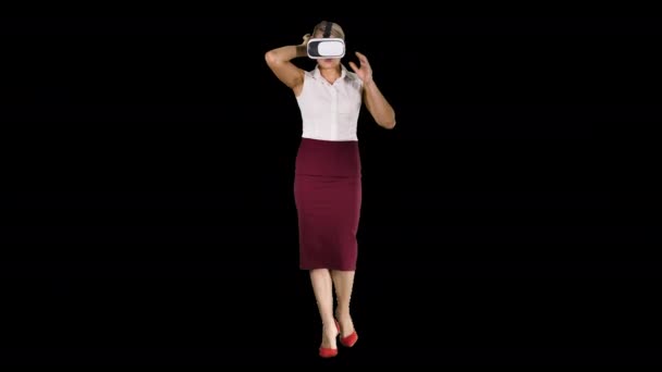 Chodząca młoda kobieta używająca okularów VR, Alpha Channel — Wideo stockowe