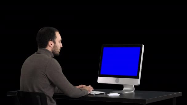 Homem a escrever no computador, Canal Alfa. Tela azul Mock-up Display. — Vídeo de Stock