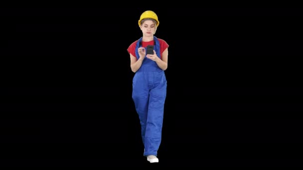 Женщина-работница ходит и пользуется телефоном, Альфа-канал — стоковое видео