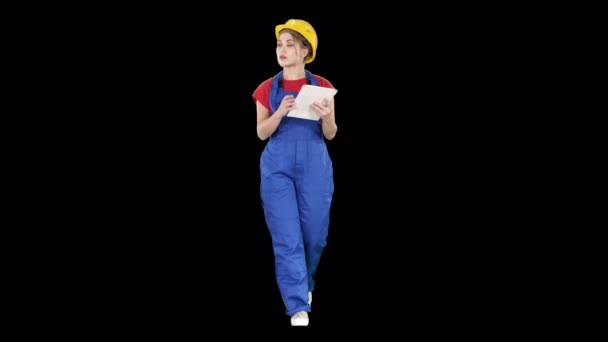 İnşaat alanında, alfa kanalı kontrol tablet ile inşaat işçisi kadın — Stok video