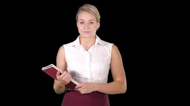 Vrouw in formele kleding opent notebooks en ziet er binnen, alfakanaal — Stockvideo