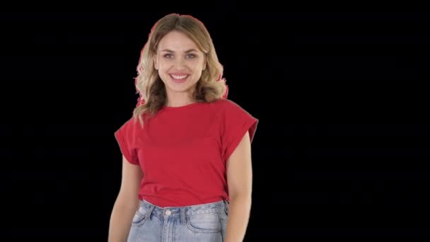 Sexy chica mirándose a sí misma y cambiando de postura, canal alfa — Vídeos de Stock