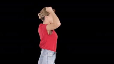 Kırmızı tişörtlü genç bir kadın, dans eden ve yürüyen bir kot, Alpha Channel.