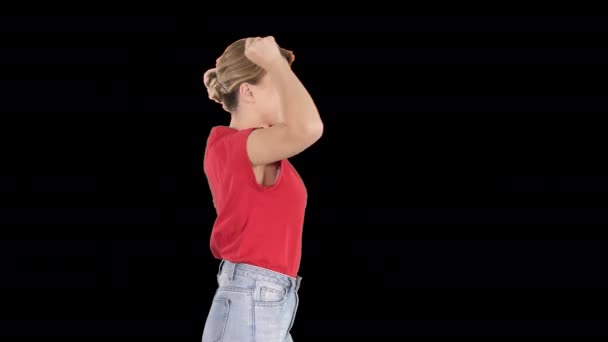 Jeune femme en t-shirt rouge, jeans dansant et marchant, Alpha Channel — Video