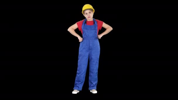 Kızgın kadın inşaat işçisi yüzünde negatif agresif duygular gösteriyor, Alfa Kanalı. — Stok video