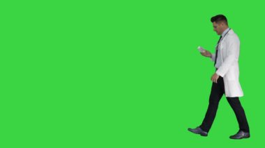 Eczane adam görünümlü kamera poz ve yeşil ekran beyaz şişe alıcı yeni tıp gösteren, Chroma anahtar.