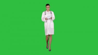 Stetoskop tıbbi şapka ya da kap yeşil ekranda Chroma Key koyarak ile tıp doktoru.