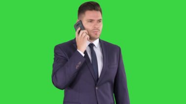 İş, teknoloji ve insanlar kavramı-bir yeşil ekran, Chroma anahtar konuşurken akıllı telefon ile gülümseyen işadamı.