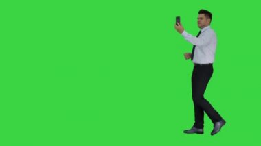 Mutlu genç yakışıklı işadamı kayıt vlog ya da yeşil ekranda video arama yapma, Chroma anahtar.