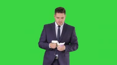 Elbise yürüyüş ve yeşil ekran, Chroma anahtar para sayma adam.