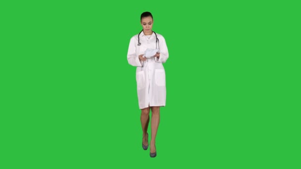 Médico com estetoscópio colocando chapéu médico ou boné em uma tela verde, Chroma Key . — Vídeo de Stock