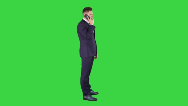 Affärs man pratar i telefon på en grön skärm, Chroma Key. — Stockvideo