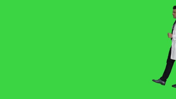 步行男医生路过的绿色屏幕上, 色度键. — 图库视频影像