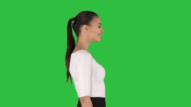 Mujer de negocios hispana hermosa y elegante caminando y sonriendo en una pantalla verde, Chroma Key . — Vídeos de Stock