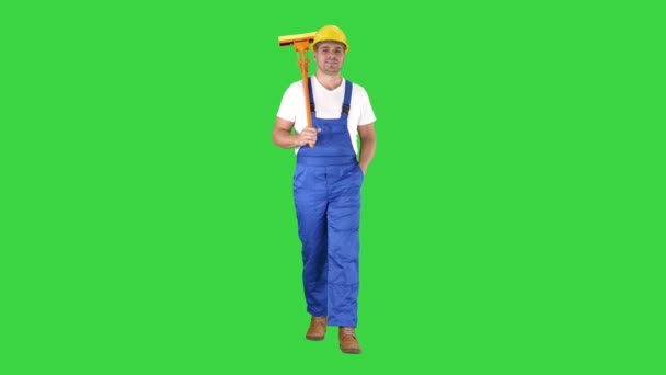 Man met reiniging MOP lopen en glimlachen naar de camera op een groen scherm, Chroma Key. — Stockvideo