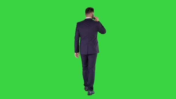 Marcher homme d'affaires avec parler sur un téléphone portable sur un écran vert, Chroma Key . — Video