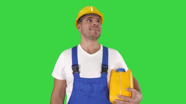 Настоящий рабочий, показывающий большой палец, держа канистру и улыбаясь в камеру на Зеленом экране, Chroma Key . — стоковое видео