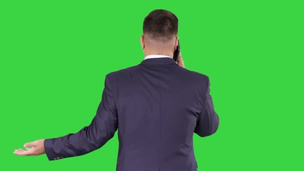 Επιχειρηματίας με smartphone, κάνοντας μια τηλεφωνική κλήση σε μια πράσινη οθόνη, πλήκτρο αποχρώσεων. — Αρχείο Βίντεο