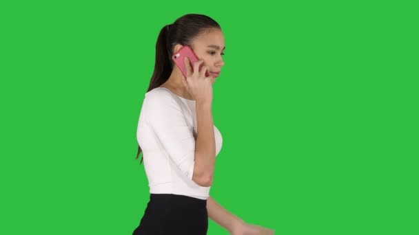 Стрессовая деловая женщина с мобильным телефоном делает звонок на зеленый экран, Chroma Key . — стоковое видео