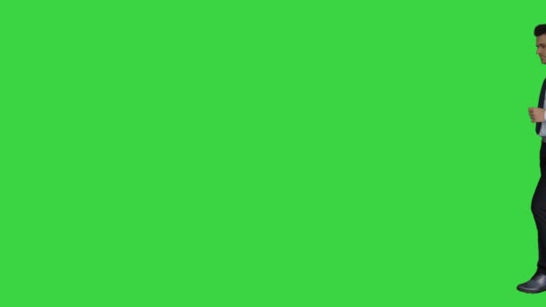 Homem formal caminha no quadro e tem uma ideia, em seguida, sai em uma tela verde, Chroma Key . — Vídeo de Stock