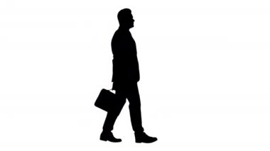 Bir takım elbiseli Silhouette yakışıklı işadamı bir evrak çantası ile yürür.