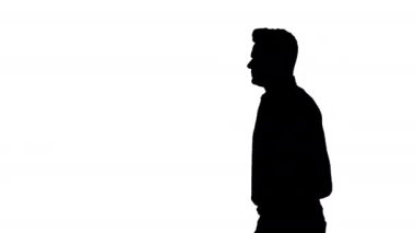 Silhouette profesyonel tamirci kavramı. Handyman araç çantası ile yürüyüş.