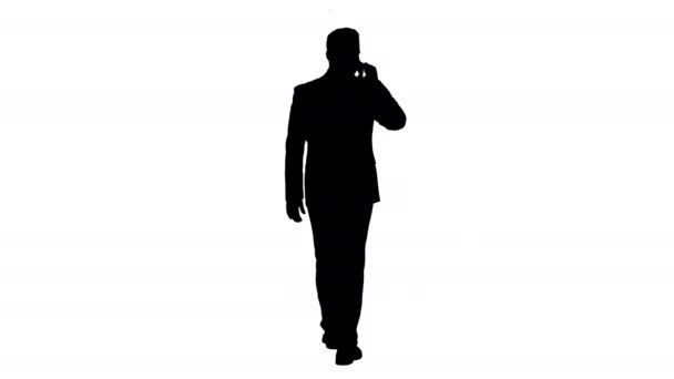 Silhouette Περπάτημα άνθρωπος των επιχειρήσεων με την ομιλία στο κινητό τηλέφωνο. — Αρχείο Βίντεο