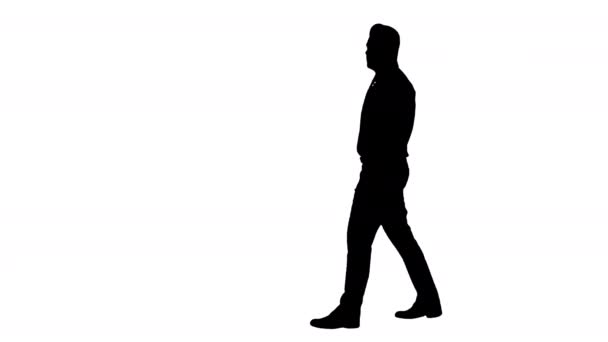 Silhouette Mann in blauem Hemd schaut sich um und prüft etwas mit den Händen auf den Hüften. — Stockvideo