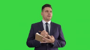 İşadamı fikirleri koyarak ve Yeşil Ekran, Chroma Key üzerinde kontrol listesi doldurma.