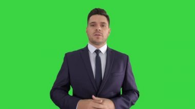 Yakışıklı işadamı yeşil ekranda üç puan vererek kameraya sunan, Chroma Key.