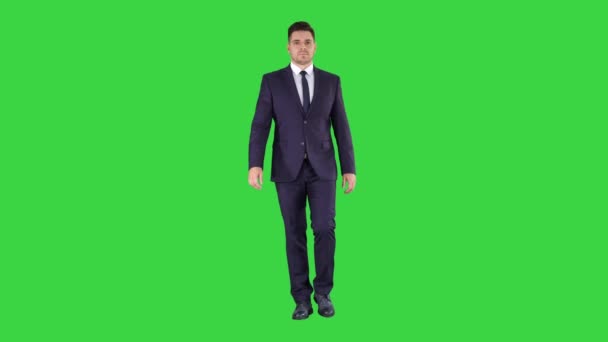 Affärs man går isolerad på en grön skärm, Chroma Key. — Stockvideo