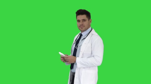 Medico che presenta la medicina su uno schermo verde, chiave cromatica . — Video Stock