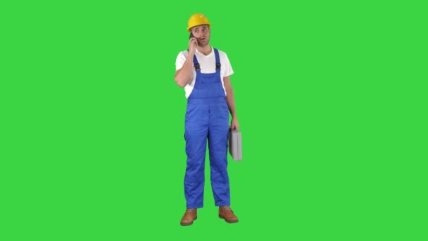 Travailleur de la construction au téléphone sur un écran vert, Chroma Key . — Video