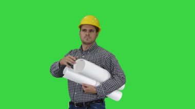 Mühendis yeşil ekran üzerinde inşaat sitesi planı kontrol, chroma key.