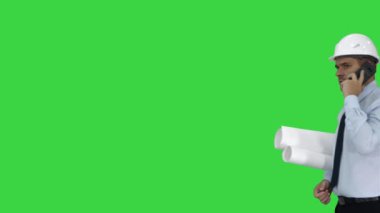 Yeşil Ekranda evrak ile telefonda konuşan mühendis, Chroma Key.