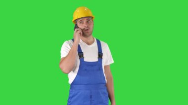 Yeşil Ekranda Telefondaki İnşaat İşçisi, Kroma Anahtarı.