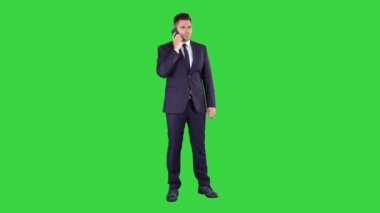 İş, teknoloji ve insanlar kavramı-bir yeşil ekran, Chroma anahtar konuşurken akıllı telefon ile gülümseyen işadamı.
