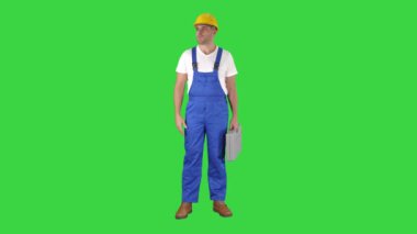 Yeşil Ekranda yeni ev veya bina sunan mimar veya mühendis, Chroma Key.