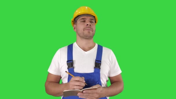 Робочий працівник дати робити список або контрольний екран на зеленому екрані, ключ кольоровості. — стокове відео