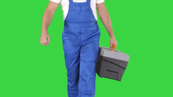 Bauarbeiter mit Werkzeugkoffer, der auf einem grünen Bildschirm läuft, Chroma-Schlüssel. — Stockvideo
