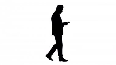 Silhouette zengin adam para yürüyüş sayar.