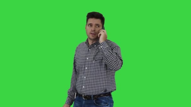 Homem falando no telefone e fazendo anotações em uma tela verde, Chroma Key . — Vídeo de Stock